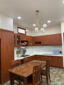 头顿Upla Homestay的厨房配有木桌和木橱柜。