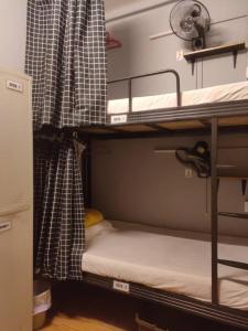 峇六拜Cozy Private Bunk Bed Room的宿舍间内带两张双层床的客房