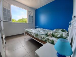 圣吕斯KORN LAMBIS的蓝色的客房设有床和窗户。