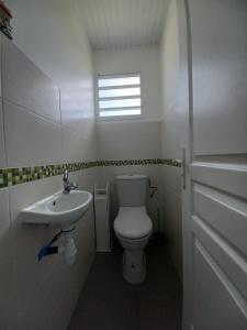 圣吕斯KORN LAMBIS的一间带卫生间和水槽的浴室