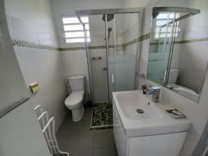 圣吕斯KORN LAMBIS的一间带水槽、卫生间和淋浴的浴室