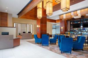 阿林顿The Westin Crystal City Reagan National Airport的酒店大堂设有蓝色椅子和酒吧