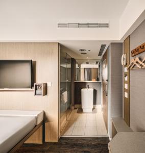 台北福泰桔子商旅 - 西门店的客房设有1张床、1台电视和1间浴室。