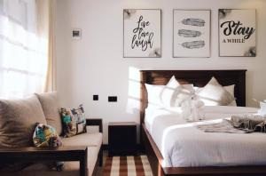 纳纽基Arabel's Place Riverside Villas的一间带两张床和一张沙发的卧室