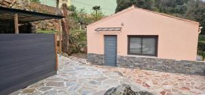 波尔图卡萨托伦特度假屋的一座带紫色门和石头车道的房子