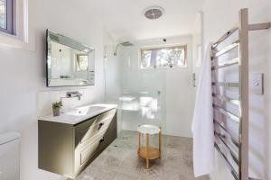 邓斯伯勒Hideaway Studio的白色的浴室设有水槽和镜子