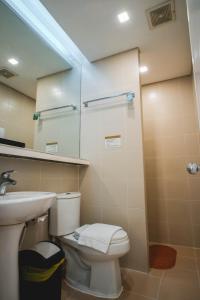 马尼拉马尼拉大剧院酒店的一间带卫生间、水槽和镜子的浴室