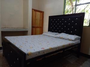 Boma la NgombeAirb&b Homestay的一张床,床架