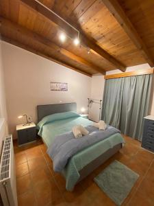 加拉塔斯Country house的一间卧室设有一张大床和木制天花板