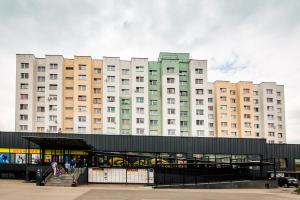 索斯诺维茨Apartament Kraju centrum z fotelem masującym的一座大型建筑,前面的人在步行