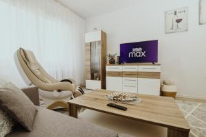 索斯诺维茨Apartament Kraju centrum z fotelem masującym的客厅配有咖啡桌和电视
