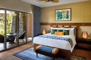 迪拜拉皮塔迪拜主题乐园及度假村 - 万豪酒店&度假村的一间带大床的卧室和一个阳台