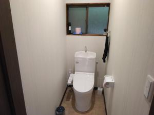 ゲストハウスみちしお的一间带卫生间和窗户的小浴室