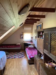 ŽuklijaiLake Dreamhouse的带阁楼、床和桌子的客房