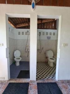 沙璜树顶旅馆别墅民宿的一间设有两个卫生间的浴室