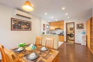 河内22housing Residence Suites 20 linh Lang的厨房以及带桌椅的用餐室。