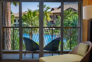 迪拜拉皮塔迪拜主题乐园及度假村 - 万豪酒店&度假村的客房享有游泳池的景致,透过窗户可以欣赏到游泳池的景致。