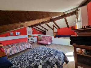 RifreddoCasa Monte Bracco的阁楼间 - 带床和沙发