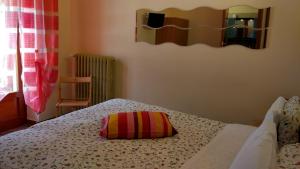拉奎拉B&B L'Aquila的一间卧室配有一张带枕头的床