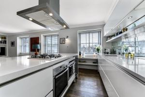伦敦Woodbridge House Apartment的一个带白色台面和水槽的大厨房