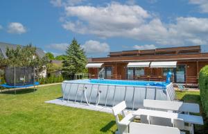 梅尔诺Baltic Resort的一座带房子的庭院内的游泳池