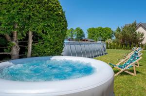 梅尔诺Baltic Resort的椅子旁一个装满蓝色水的大浴缸