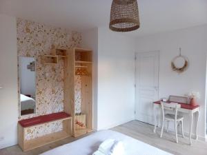 Montjean-sur-LoireLe Clos Beauséjour的一间卧室配有一张床、一张书桌和一面镜子