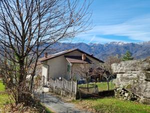 RifreddoCasa Monte Bracco的一座带围栏和山脉的小房子