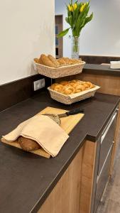 Das Joes Frühstückspension的两篮面包和面包在柜台上