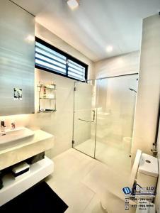 峇都丁宜Batu Ferringhi Luxurious Modern Designed 5BR House的带淋浴和盥洗盆的白色浴室