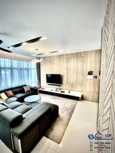峇都丁宜Batu Ferringhi Luxurious Modern Designed 5BR House的带沙发和电视的客厅
