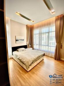 峇都丁宜Batu Ferringhi Luxurious Modern Designed 5BR House的一间卧室设有一张床和一个大窗户