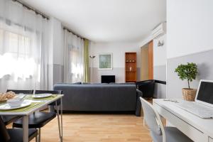 巴塞罗那萨塔古埃尔公园公寓酒店的客厅配有沙发和桌子