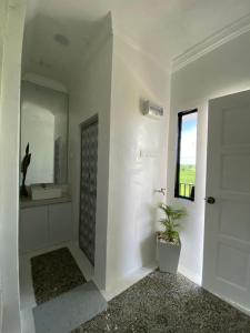 珍南海滩LamanLeman Langkawi的白色的浴室设有水槽和镜子