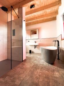 库罗阿尔滕堡Chalet Zugspitze的一间带浴缸的浴室位于客房中间