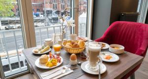 不莱梅PLAZA Premium Columbus Bremen的早餐桌,包括早餐食品和饮料