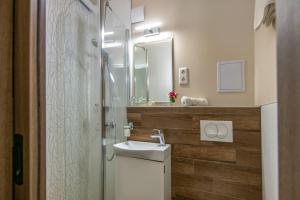 希欧福克温诺子酒店的一间带水槽和淋浴的浴室