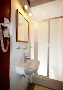 杰尔Teátrum Boutique Hotel的带窗户的浴室内的白色水槽