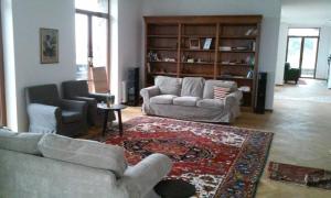 Къща за гости Поляна的客厅配有两张沙发和地毯。