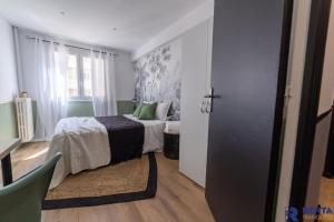 尼斯Room Riviera 3 Aéroport Wifi Climatisation的一间小卧室,配有床和窗户