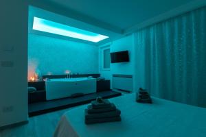 卡洛维诺Dimora Alighieri的蓝色的房间,配有床和电视
