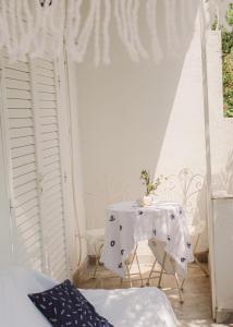 格迪恩赫Faros oasis的一张小桌子,上面有白色的桌布
