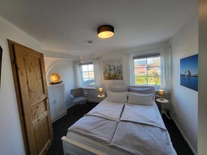 卡珀尔恩诗莱门德酒店的一间卧室设有一张床和两个窗户。