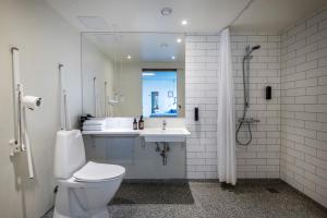 比伦德Airport Hotel, Billund的浴室配有卫生间、盥洗盆和淋浴。