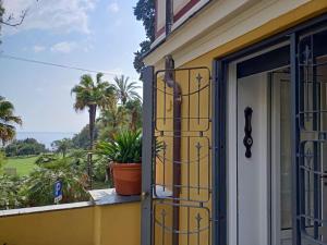 热那亚Casetta Jacaranda的通往黄色房子的敞开门,设有窗户
