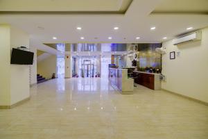 新德里Hotel Grand Suites By D Capitol- New Delhi Airport的一间大房间,设有厨房和一个大大堂