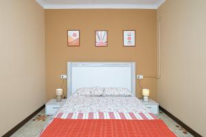 JijonaTerra的一间卧室配有一张红色地毯的床
