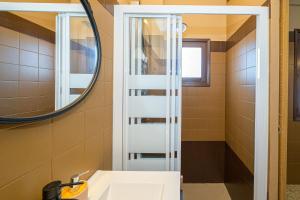 JijonaTerra的一间带水槽和镜子的浴室