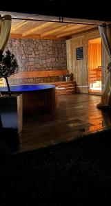 拉普斯尼恩Dom na Zielonym Wzgórzu z własną Sauną i Jacuzzi的客房铺有木地板,设有浴缸。