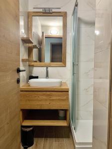 博德森特克Olimian Oasis Village Lipa 107的一间带水槽和镜子的浴室